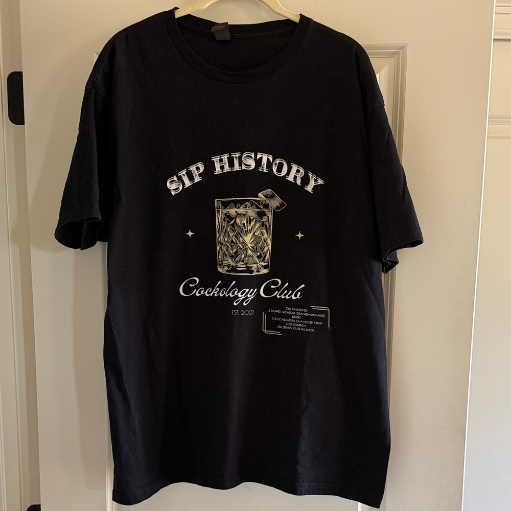 Gildan Black Graphic T-Shirt, “SIP HISTORY Cockology Club” Sz XL.